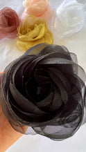 Carregar imagem no visualizador da galeria, Broche Flor de Organza