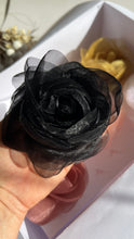 Carregar imagem no visualizador da galeria, Broche Flor de Organza