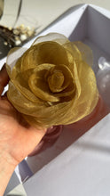 Carregar imagem no visualizador da galeria, Broche Flor de Organza