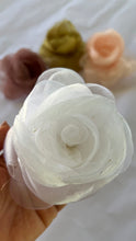 Carregar imagem no visualizador da galeria, Broche Flor de Organza