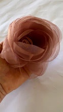 Carregar imagem no visualizador da galeria, Broche Flor de Organza