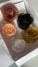Carregar imagem no visualizador da galeria, Broche Flor de Organza