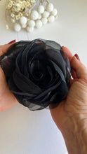 Carregar imagem no visualizador da galeria, Broche Flor de Organza