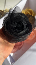 Carregar imagem no visualizador da galeria, Broche Flor de Organza