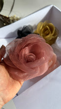 Carregar imagem no visualizador da galeria, Broche Flor de Organza