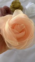 Carregar imagem no visualizador da galeria, Broche Flor de Organza
