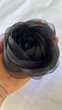 Carregar imagem no visualizador da galeria, Broche Flor de Organza
