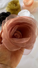 Carregar imagem no visualizador da galeria, Broche Flor de Organza
