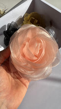 Carregar imagem no visualizador da galeria, Broche Flor de Organza
