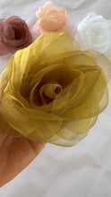 Carregar imagem no visualizador da galeria, Broche Flor de Organza
