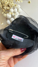 Carregar imagem no visualizador da galeria, Broche Flor de Organza
