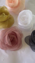 Carregar e reproduzir vídeo no visualizador da galeria, Broche Flor de Organza
