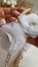 Carregar e reproduzir vídeo no visualizador da galeria, Tiara infantil Luxo Rosas e Brilhos

