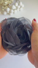 Carregar e reproduzir vídeo no visualizador da galeria, Broche Flor de Organza

