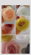 Carregar e reproduzir vídeo no visualizador da galeria, Broche Flor de Organza
